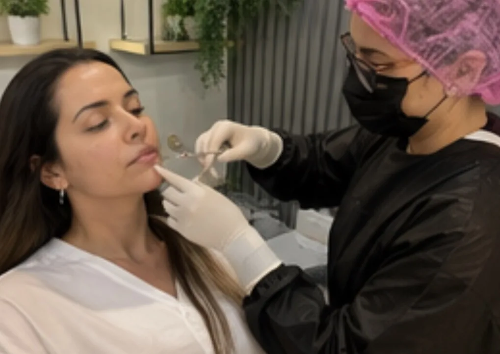 Aplicação facial em protocolo estético individualizado